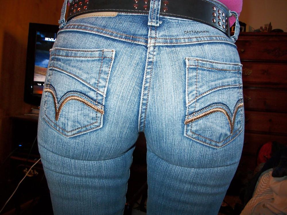 25P Wifes Ass In Tight Jeans