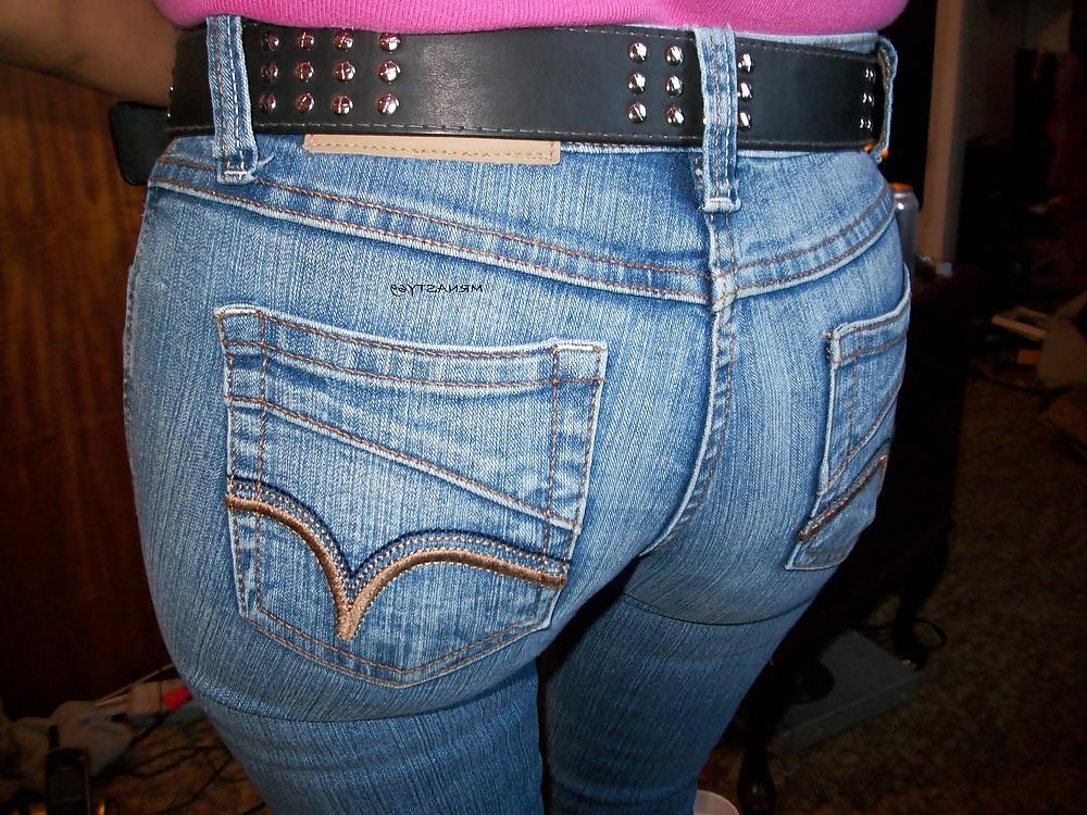 25P Wifes Ass In Tight Jeans