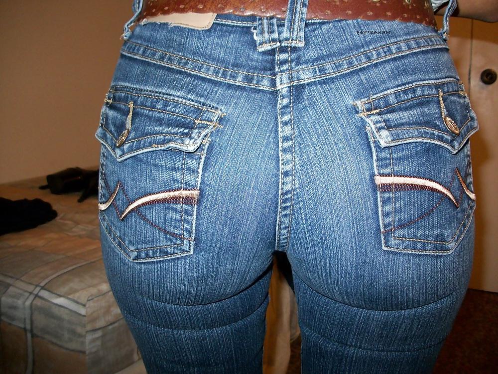 25P Wifes Ass In Tight Jeans