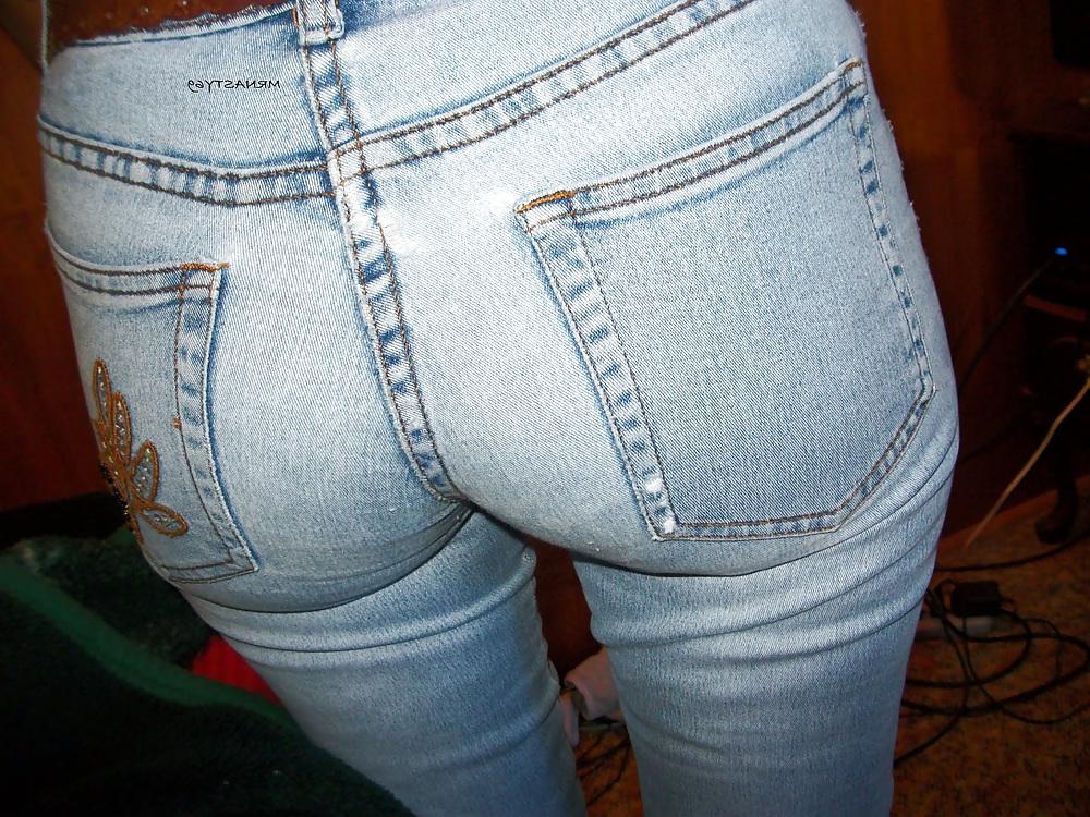 25P Wifes Ass In Tight Jeans