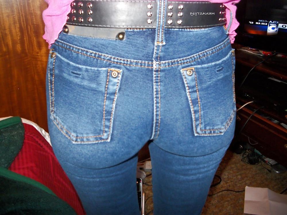 25P Wifes Ass In Tight Jeans