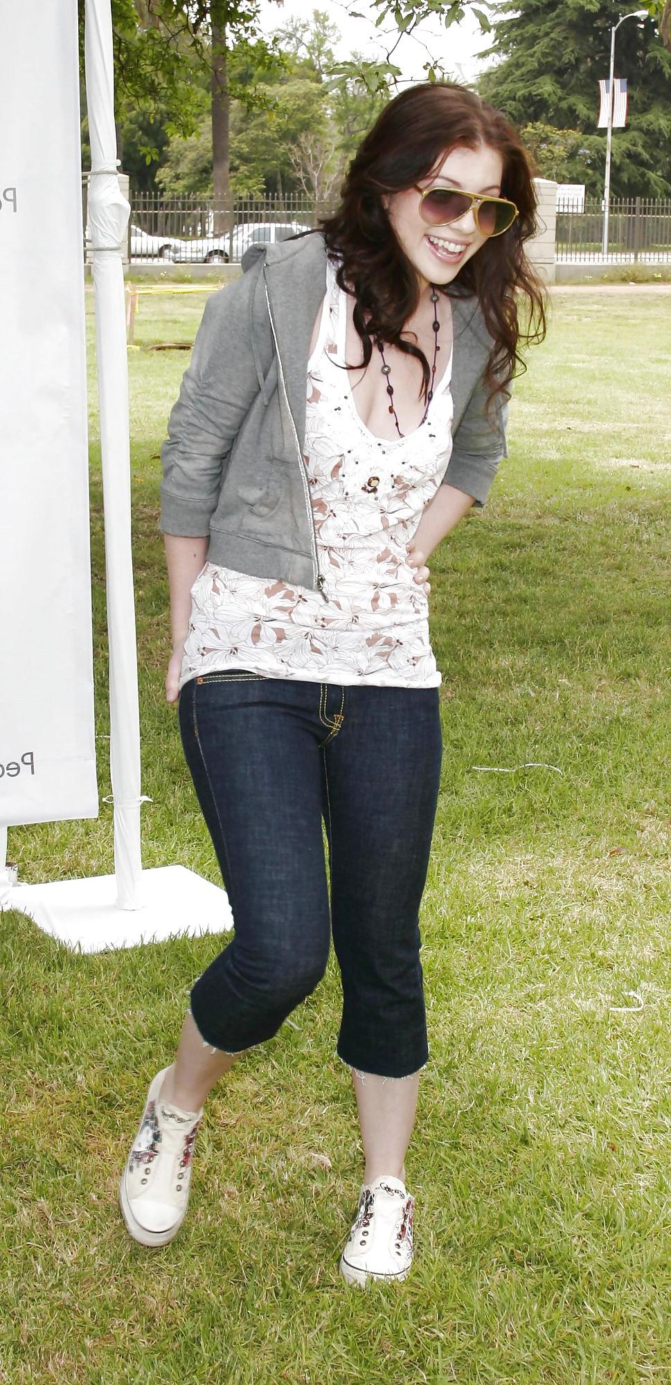 25P Michelle Trachtenberg - Tight JEANS, part 2