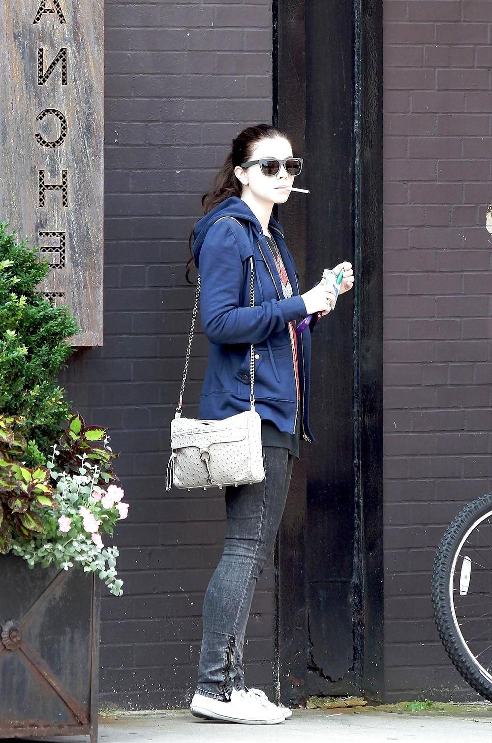 25P Michelle Trachtenberg - Tight JEANS, part 2