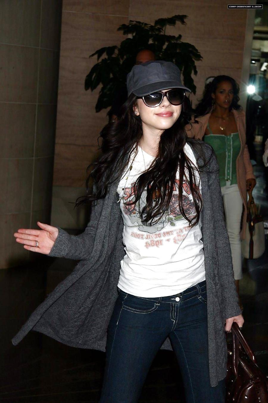25P Michelle Trachtenberg - Tight JEANS, part 3