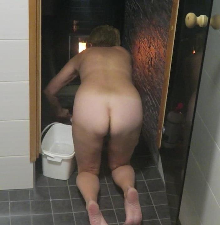 7P Annabella cleaning bathroom