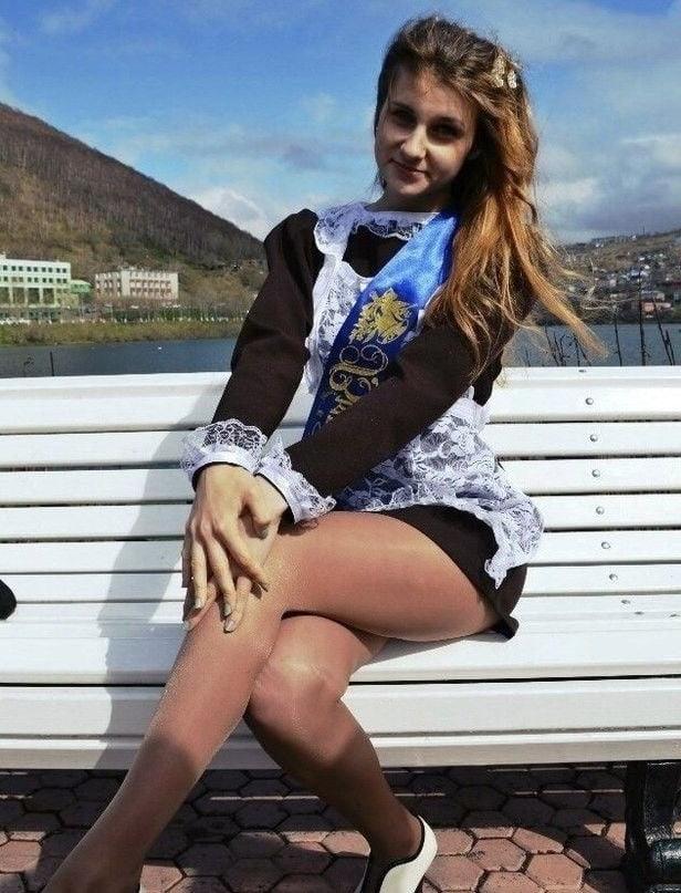 25P bench girls sexy legs