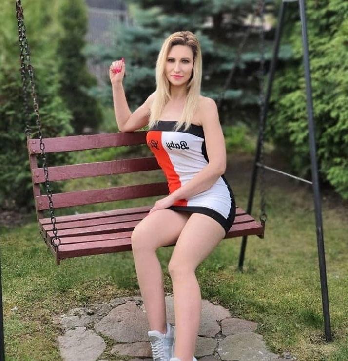 25P bench girls sexy legs