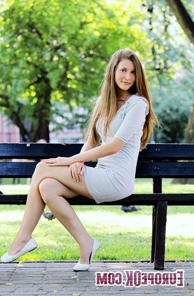 25P bench girls sexy legs