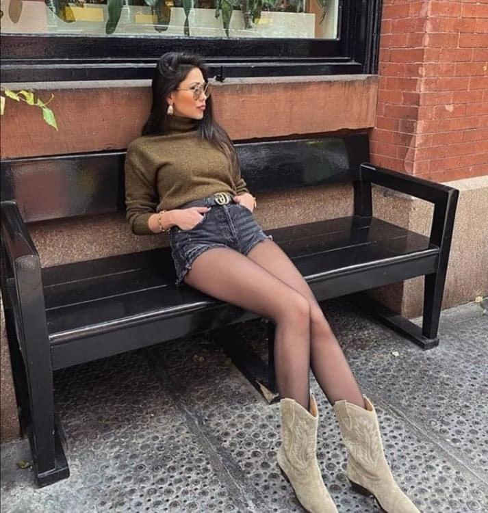 25P bench girls sexy legs