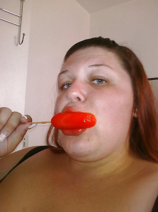 25P Thick white girl. sucking popscile