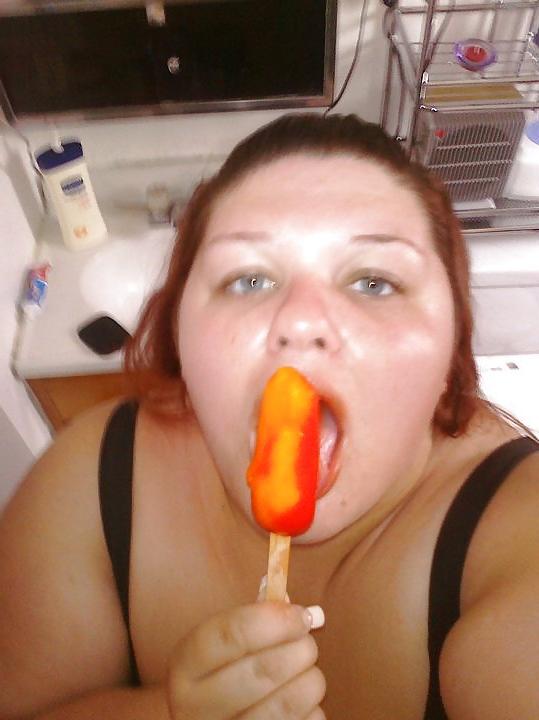 25P Thick white girl. sucking popscile