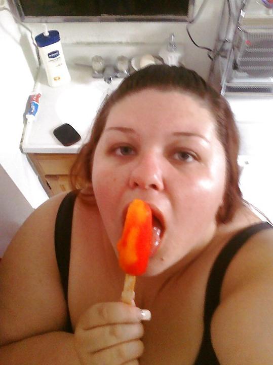 25P Thick white girl. sucking popscile