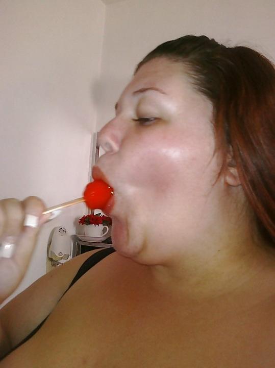 25P Thick white girl. sucking popscile