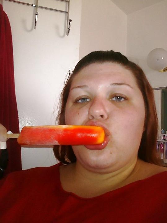 25P Thick white girl. sucking popscile