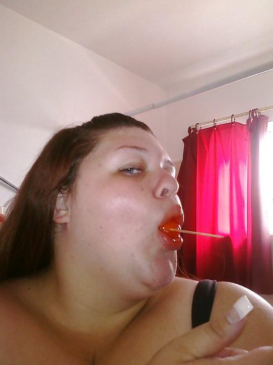 25P Thick white girl. sucking popscile