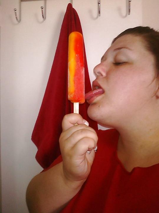 25P Thick white girl. sucking popscile