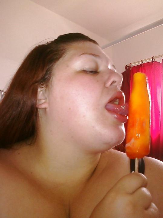 25P Thick white girl. sucking popscile