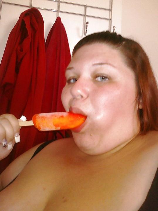 25P Thick white girl. sucking popscile