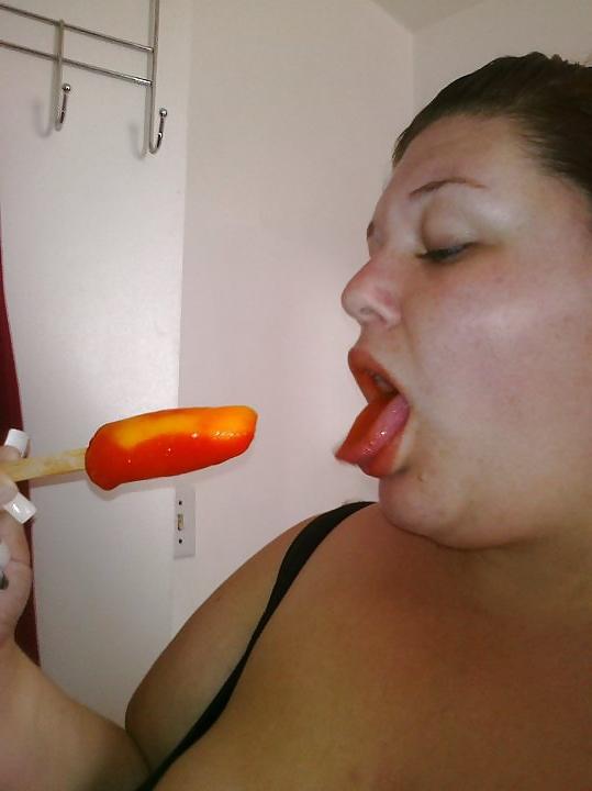 25P Thick white girl. sucking popscile