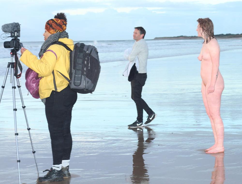 9P Nude girls doesn't feel that weather is too cold