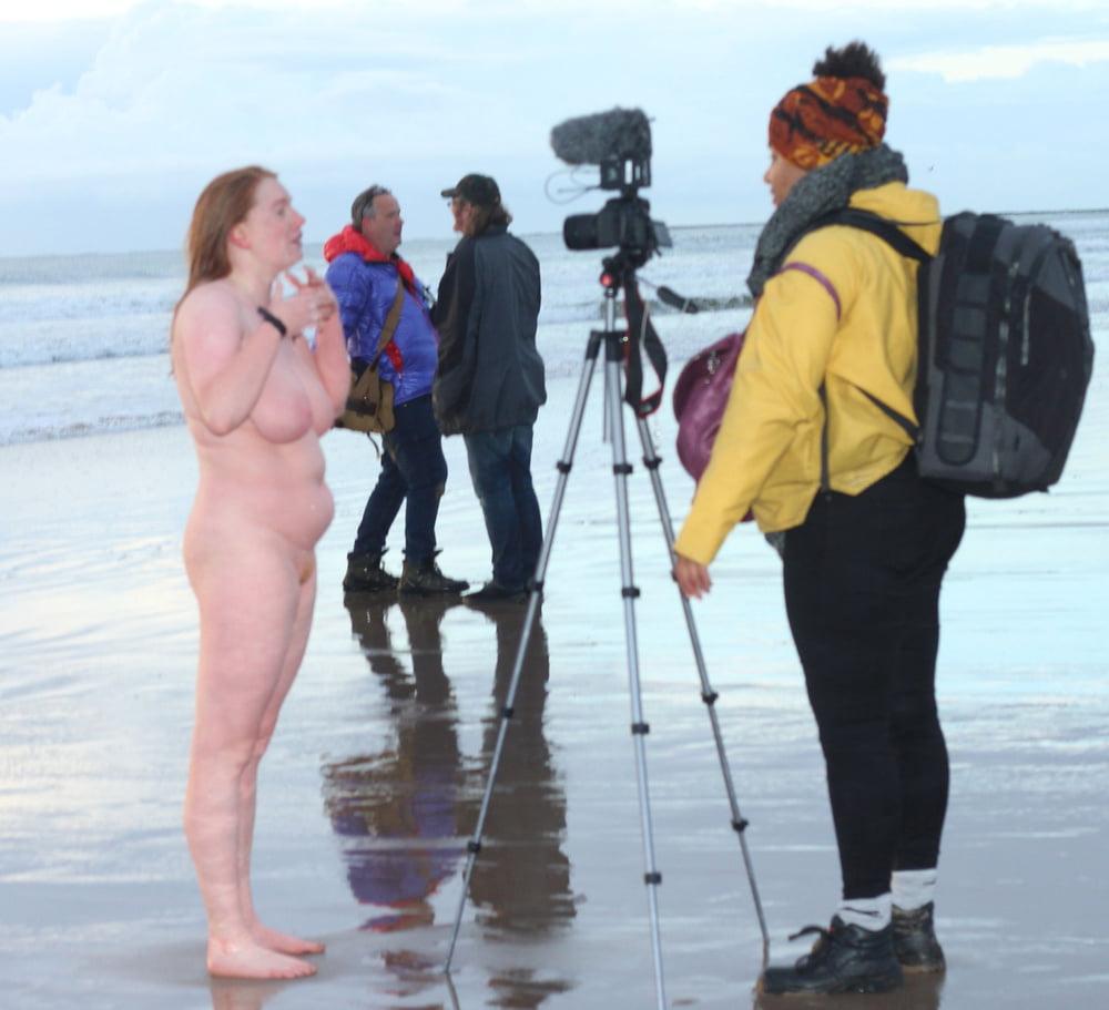9P Nude girls doesn't feel that weather is too cold