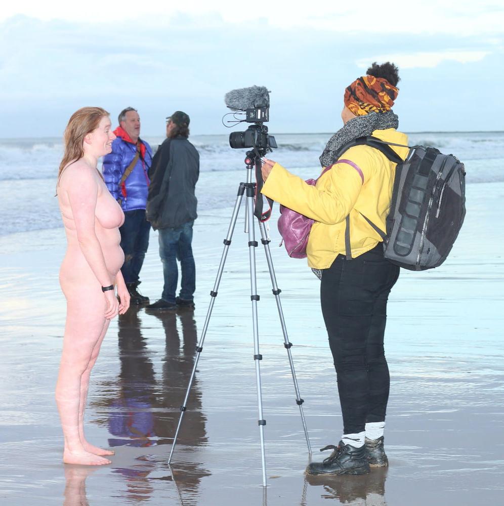 9P Nude girls doesn't feel that weather is too cold