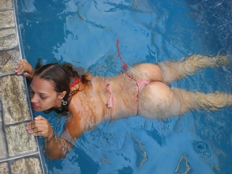 21P Compilation -  Brazilian girls in the pool 01.