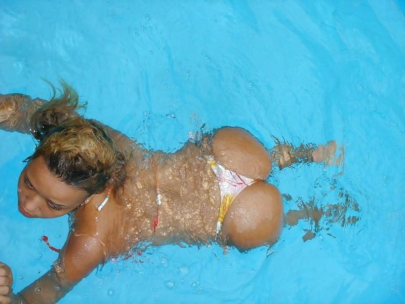21P Compilation -  Brazilian girls in the pool 01.