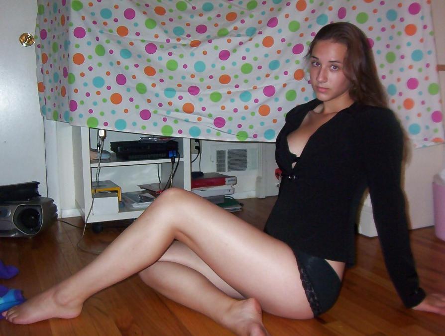 19P Brunette mirror shots and poses