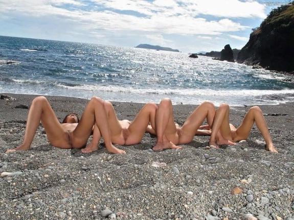 25P Groups of Nude Girls 003