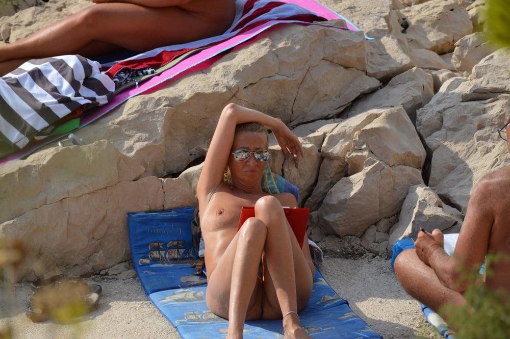 25P AMATEUR GIRLS ON HOLIDAY