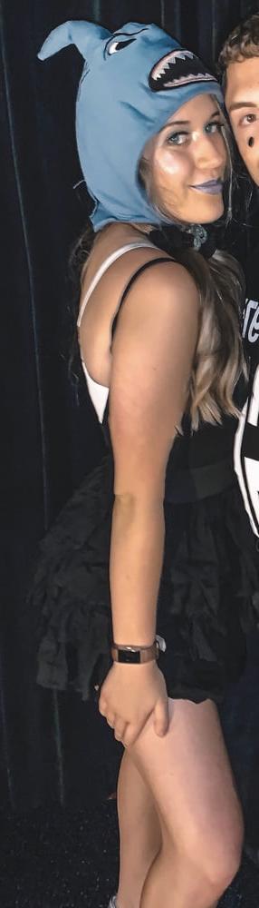 25P SEXY Harvard '21 Cheerleader With Friends