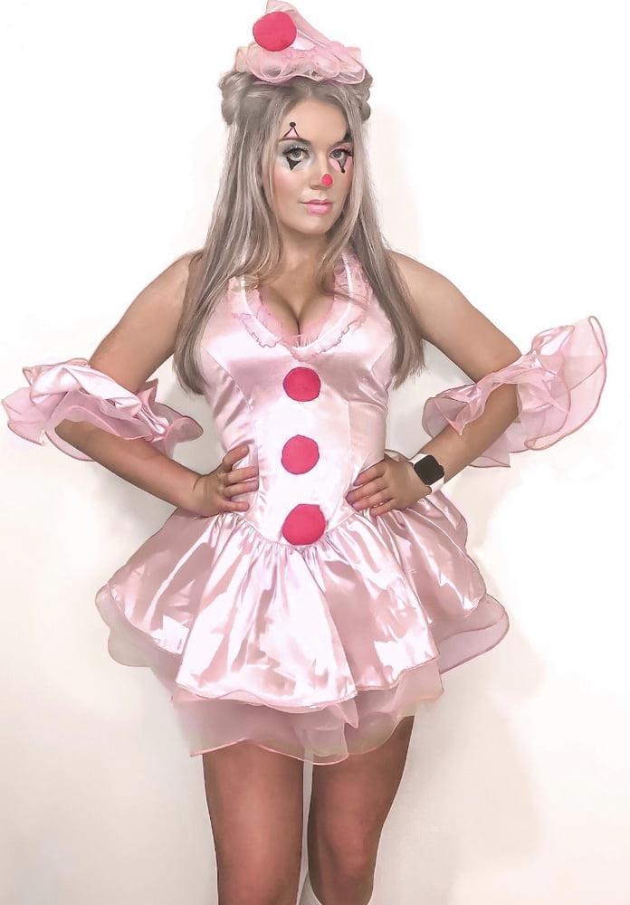 25P SEXY Harvard '21 Cheerleader With Friends