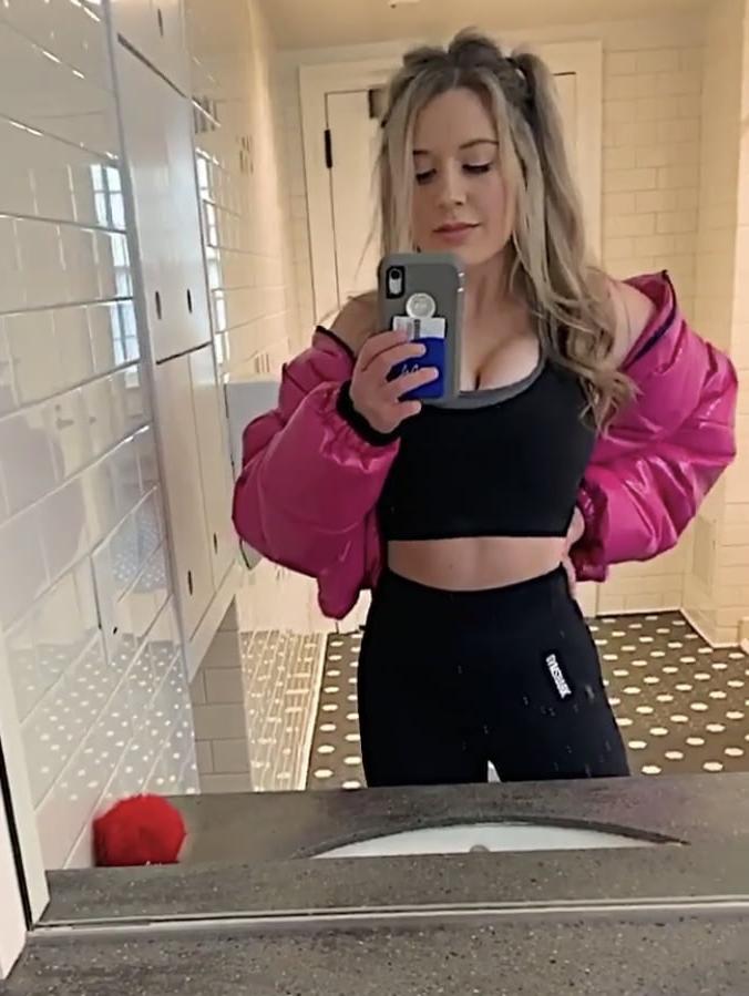 25P SEXY Harvard '21 Cheerleader With Friends