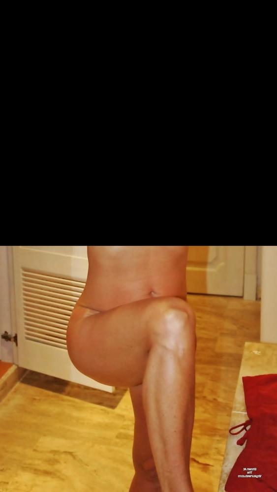 25P Girls with their arms up 005