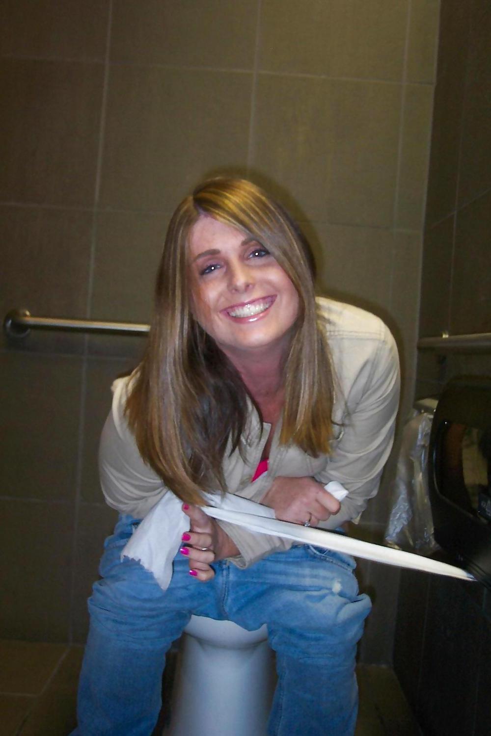 15P Nice (outdoor) toilet and bathroom girls 2