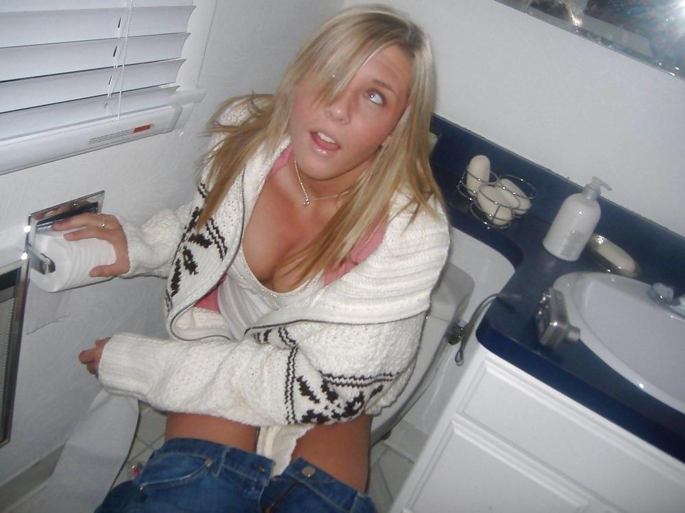 15P Nice (outdoor) toilet and bathroom girls 2