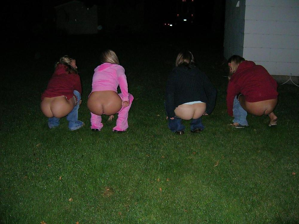 12P Nice (outdoor) toilet and bathroom girls 8