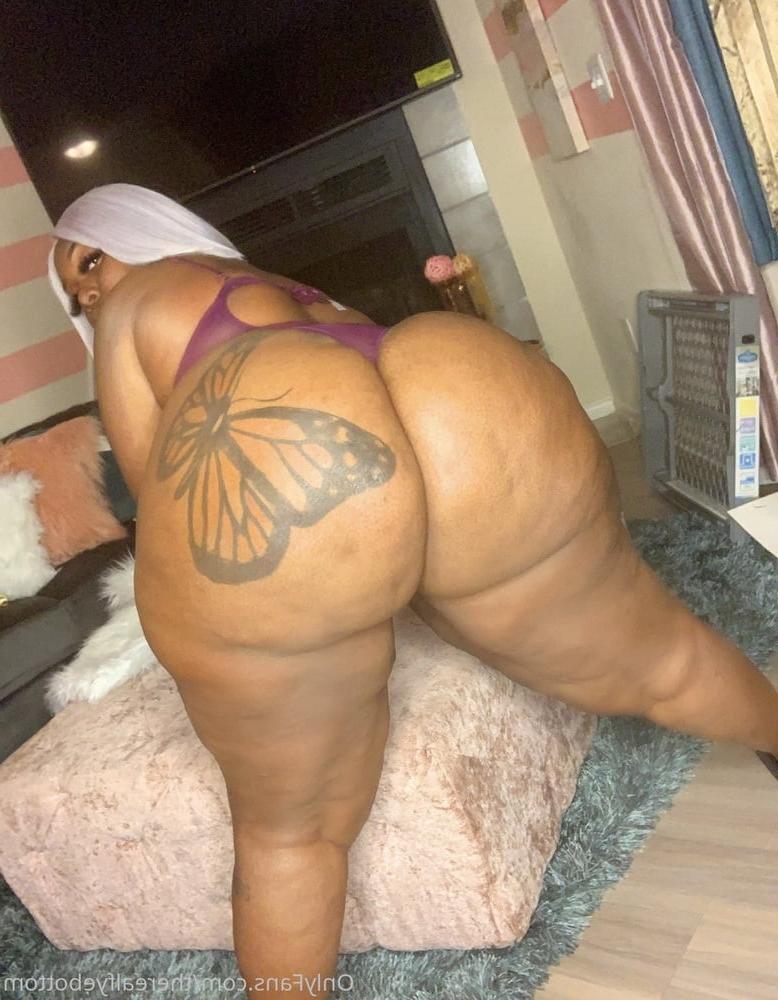 25P FYE's Big Black Azz!