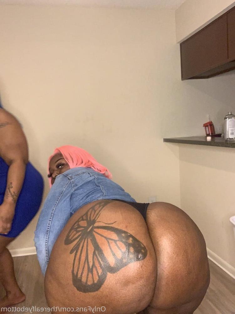 25P FYE's Big Black Azz!