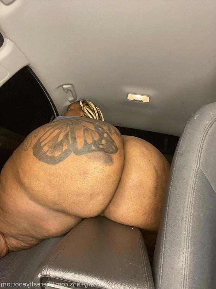 25P FYE's Big Black Azz!
