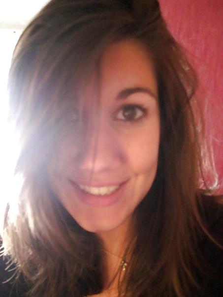 25P Pute laura! tu merite qu'on se branle sur ta gueule