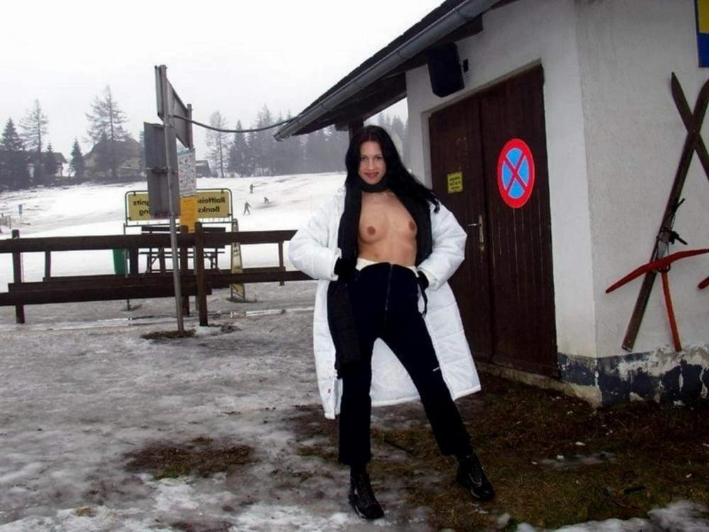 25P Topless 247