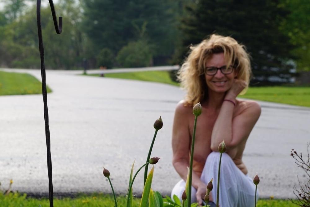 25P Women Wearing Glasses 016