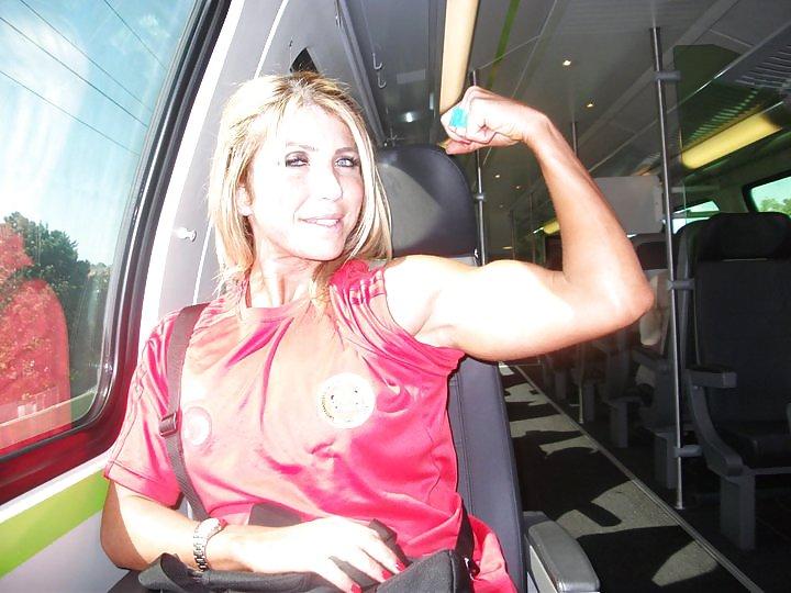 10P Turkish muscle female lady isil