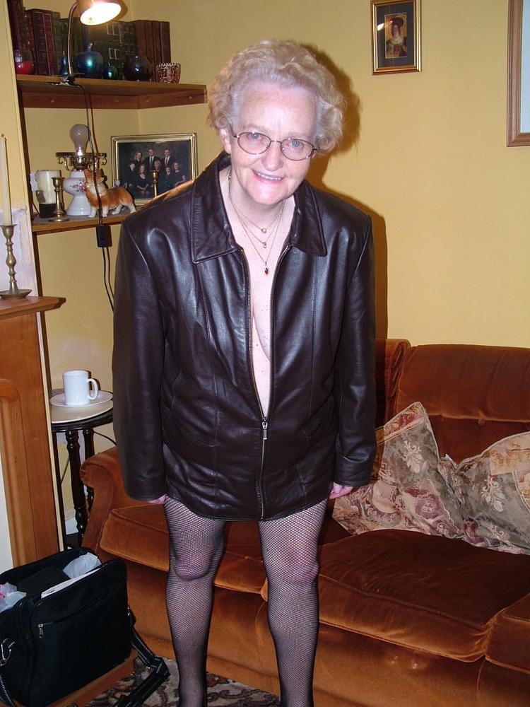 25P Sexy as fuck Chunky Gilf Slut