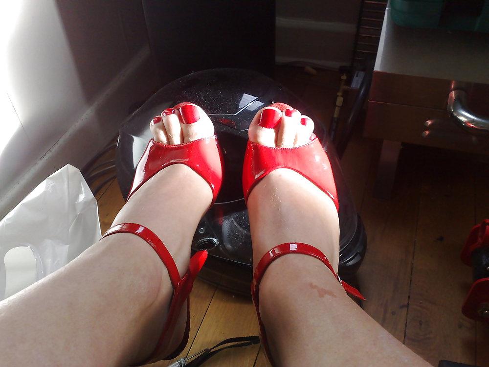 21P Sexy heels, feet and cock....mmmm