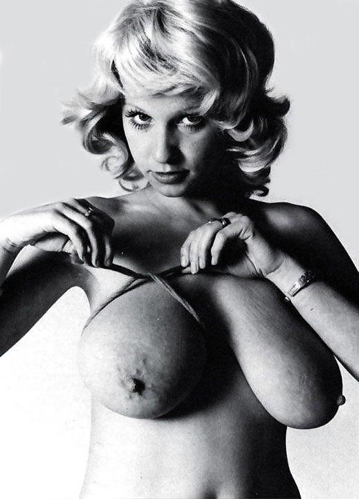 25P Busty Retro Queen - ROBERTA PEDON