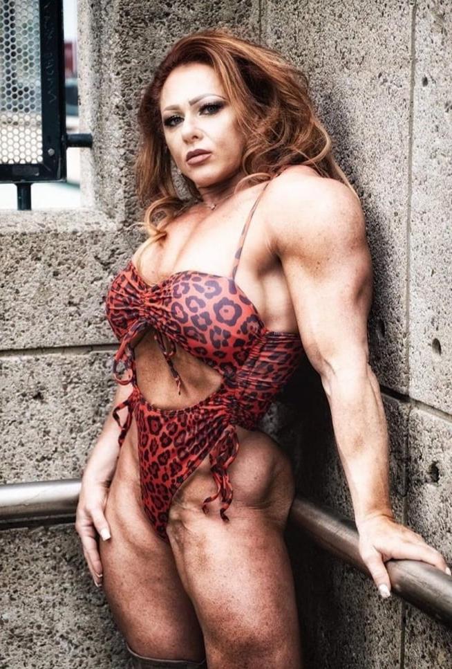 25P Beautiful Muscled Women 30