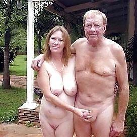 25P Nackt und geil in public